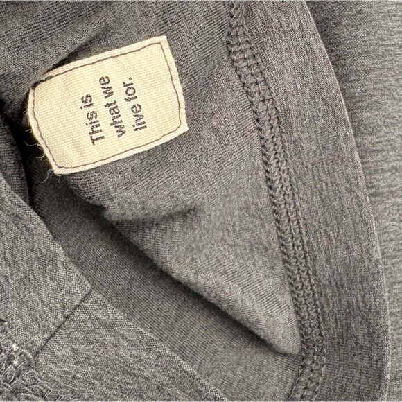 Vuori Men's Strato Tech Tee M Charcoal Heather Moisture Wicking Activewear Gym - Picture 4 of 7